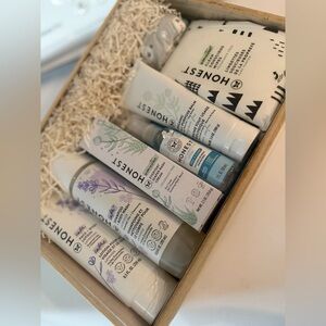 Honest Baby Newborn Gift Set NWT